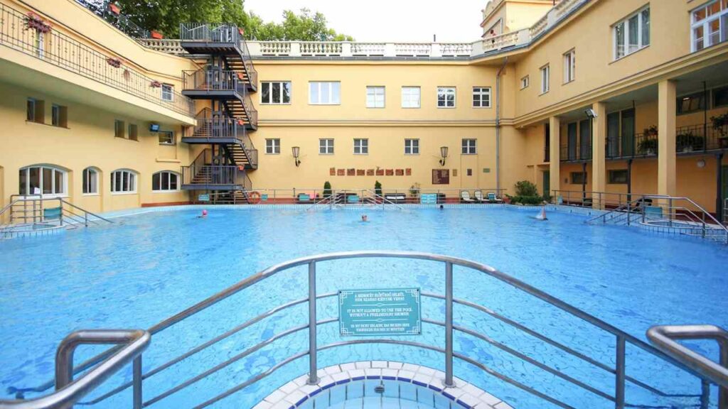 Terme Lukacs cortile