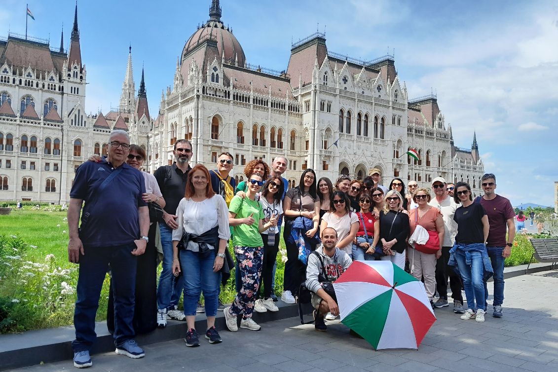 Free tour Budapest in italiano davanti al Parlamento