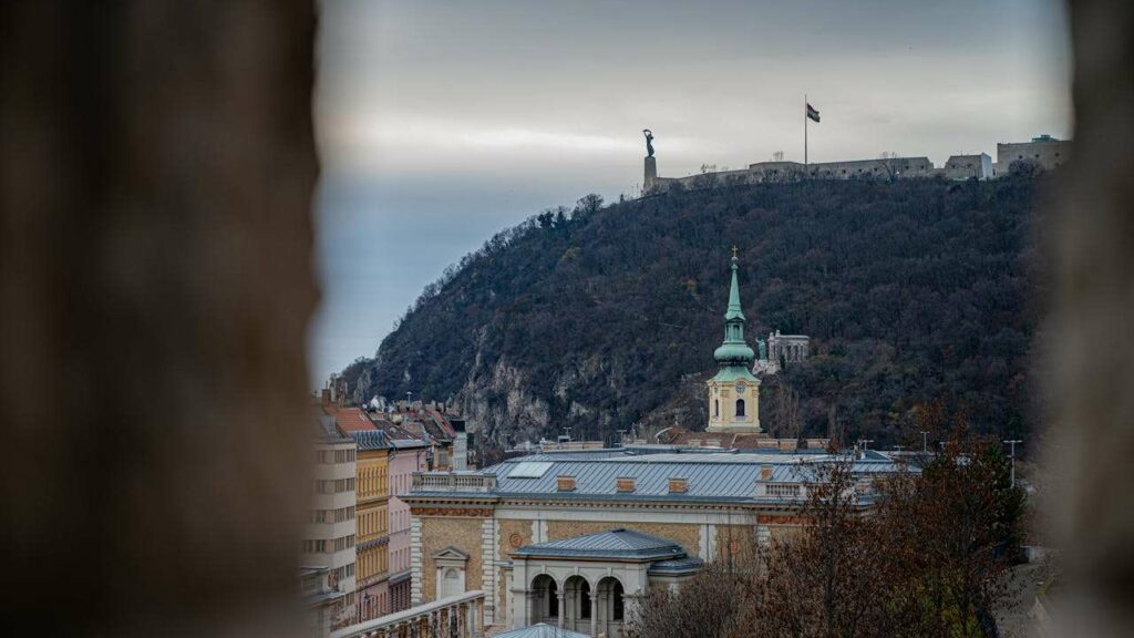 La Colina Gellért e la Cittadella viste dal Castello di Buda