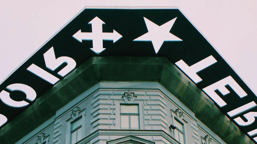 Uno dei dettagli architettonici della Casa del Terrore di Budapest