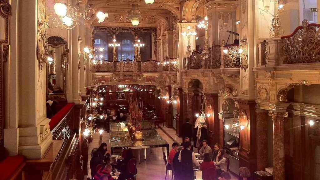 La sala interna del New York Cafè